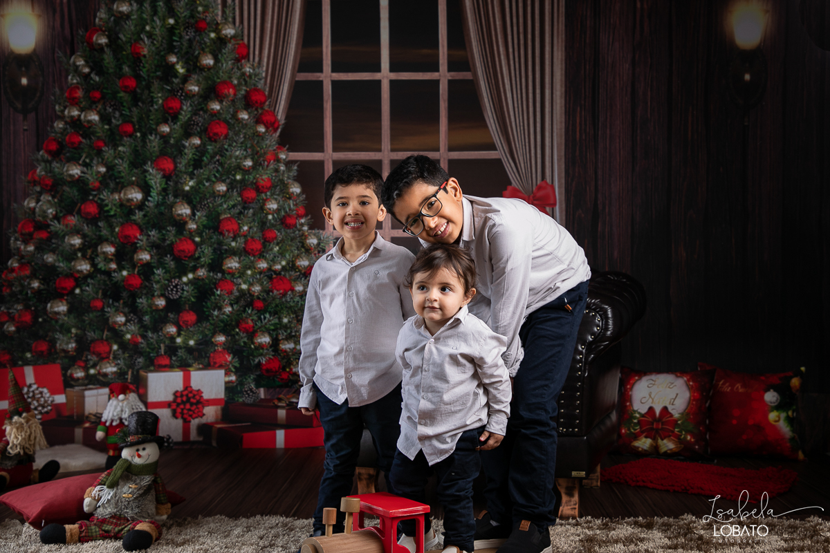 ensaio-fotografico-de-natal-2022-retratos-de-natal-fotografia-de-natal-fotos-papai-noel-cenario-fotografico-de-natal-2022-fundo-fotografico-de-natal-fundos-wentz-arvore-de-natal-papai-noel-decoracao-de-natal-estudio-fotografico-em-barbacena-isabela-lobato
