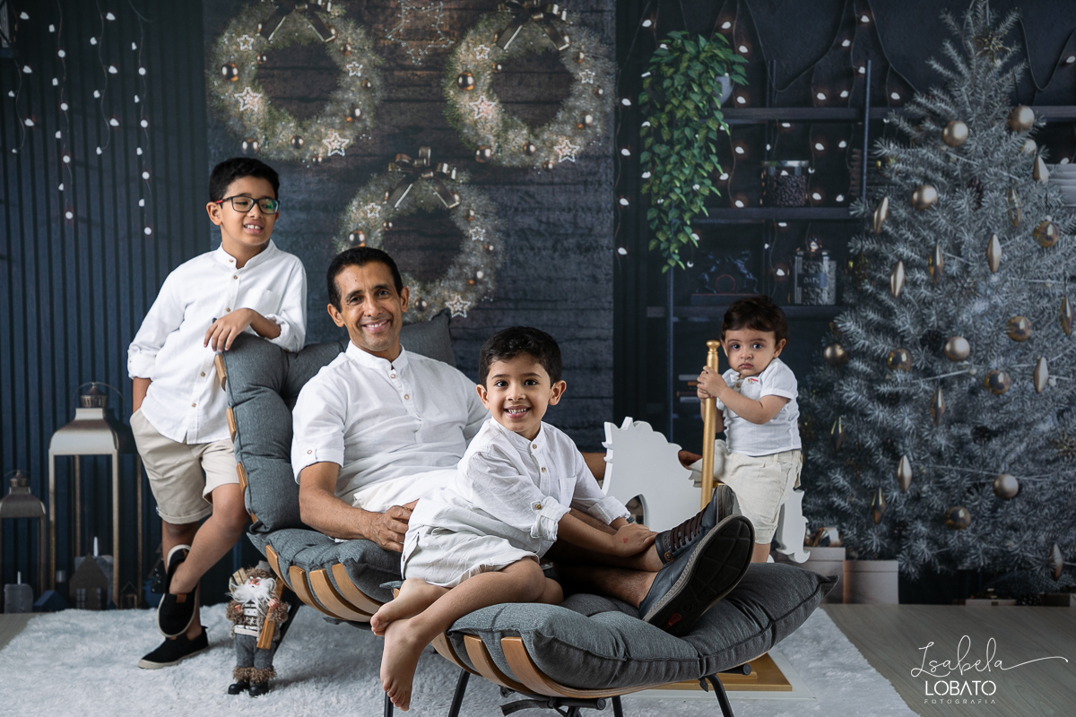 ensaio-fotografico-de-natal-2022-retratos-de-natal-fotografia-de-natal-fotos-papai-noel-cenario-fotografico-de-natal-2022-fundo-fotografico-de-natal-fundos-wentz-arvore-de-natal-papai-noel-decoracao-de-natal-estudio-fotografico-em-barbacena-isabela-lobato