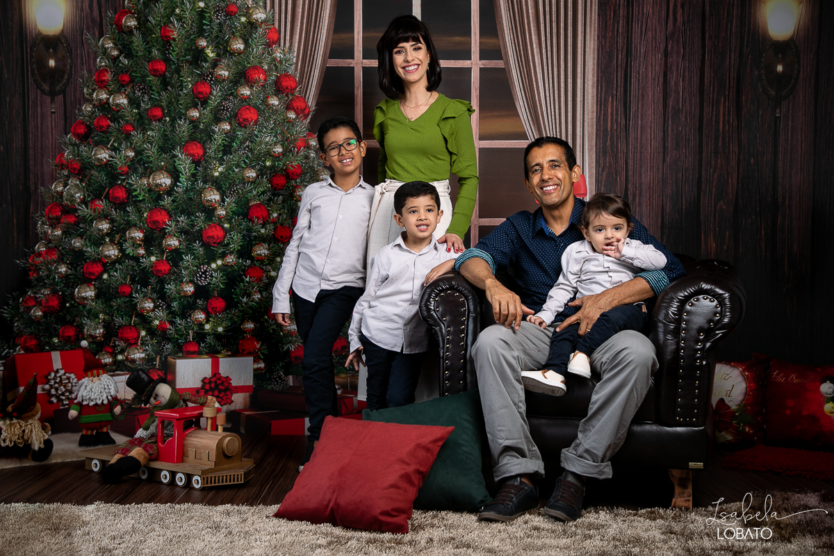 ensaio-fotografico-de-natal-2022-retratos-de-natal-fotografia-de-natal-fotos-papai-noel-cenario-fotografico-de-natal-2022-fundo-fotografico-de-natal-fundos-wentz-arvore-de-natal-papai-noel-decoracao-de-natal-estudio-fotografico-em-barbacena-isabela-lobato