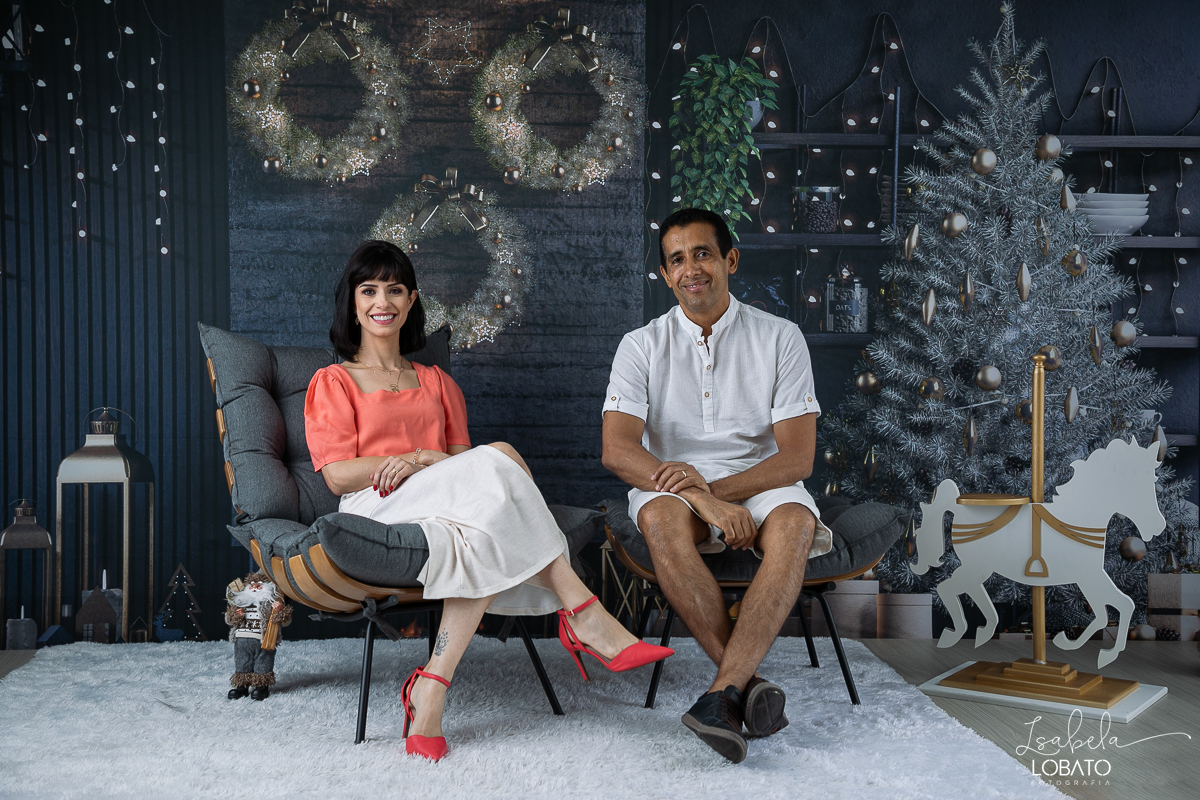 ensaio-fotografico-de-natal-2022-retratos-de-natal-fotografia-de-natal-fotos-papai-noel-cenario-fotografico-de-natal-2022-fundo-fotografico-de-natal-fundos-wentz-arvore-de-natal-papai-noel-decoracao-de-natal-estudio-fotografico-em-barbacena-isabela-lobato