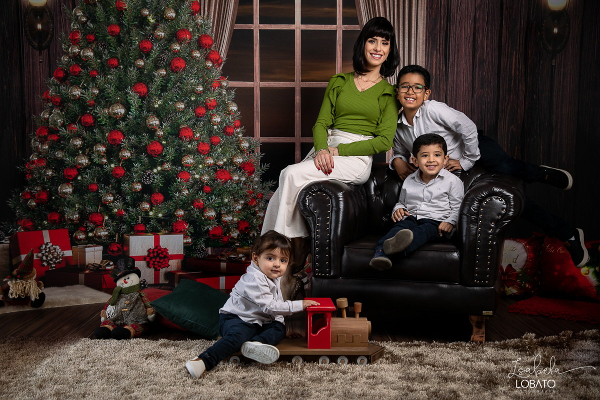 ensaio-fotografico-de-natal-2022-retratos-de-natal-fotografia-de-natal-fotos-papai-noel-cenario-fotografico-de-natal-2022-fundo-fotografico-de-natal-fundos-wentz-arvore-de-natal-papai-noel-decoracao-de-natal-estudio-fotografico-em-barbacena-isabela-lobato