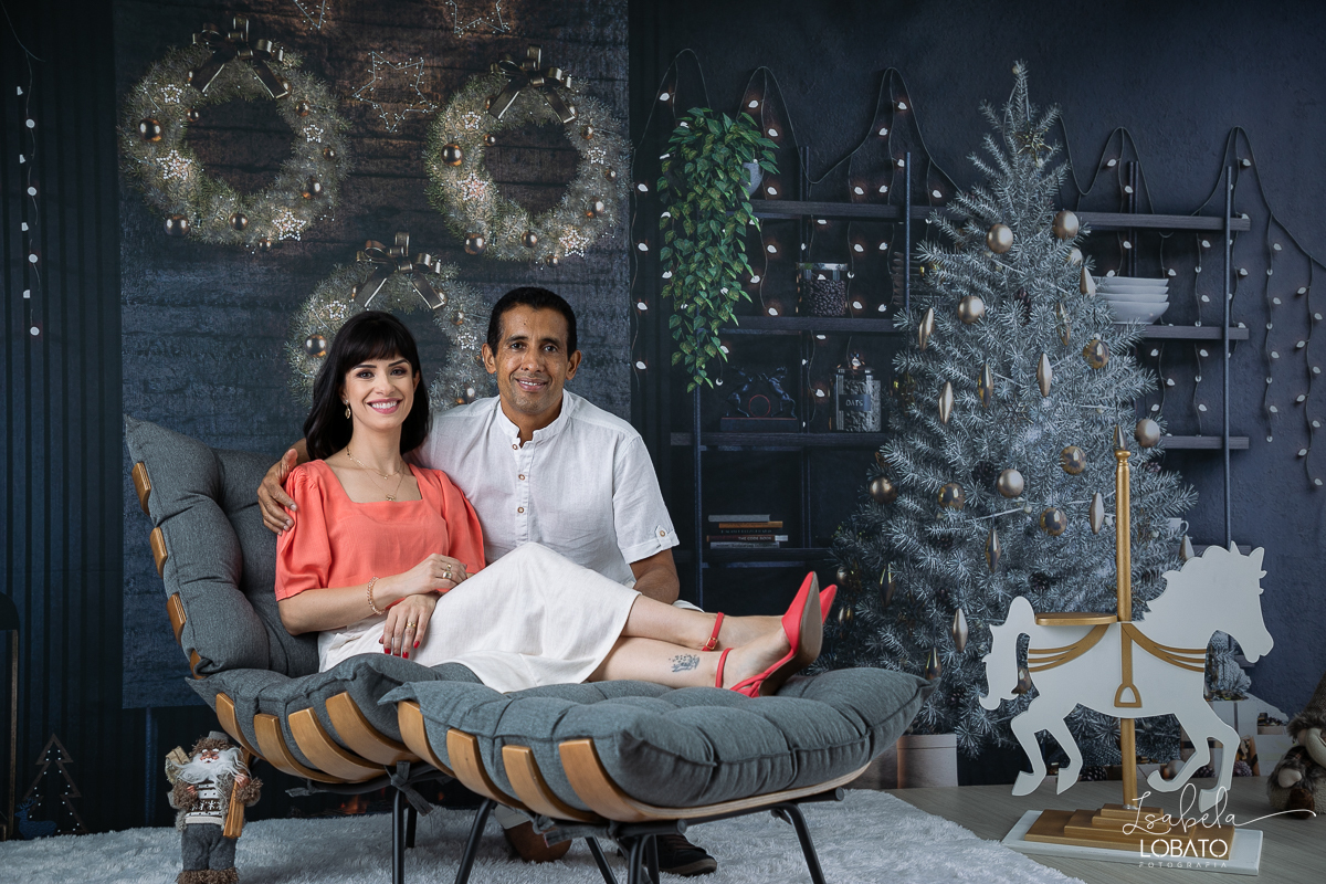 ensaio-fotografico-de-natal-2022-retratos-de-natal-fotografia-de-natal-fotos-papai-noel-cenario-fotografico-de-natal-2022-fundo-fotografico-de-natal-fundos-wentz-arvore-de-natal-papai-noel-decoracao-de-natal-estudio-fotografico-em-barbacena-isabela-lobato