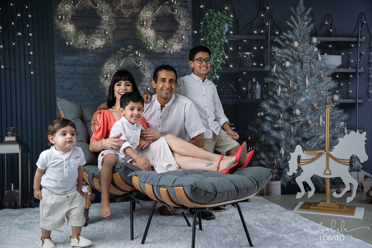 ensaio-fotografico-de-natal-2022-retratos-de-natal-fotografia-de-natal-fotos-papai-noel-cenario-fotografico-de-natal-2022-fundo-fotografico-de-natal-fundos-wentz-arvore-de-natal-papai-noel-decoracao-de-natal-estudio-fotografico-em-barbacena-isabela-lobato
