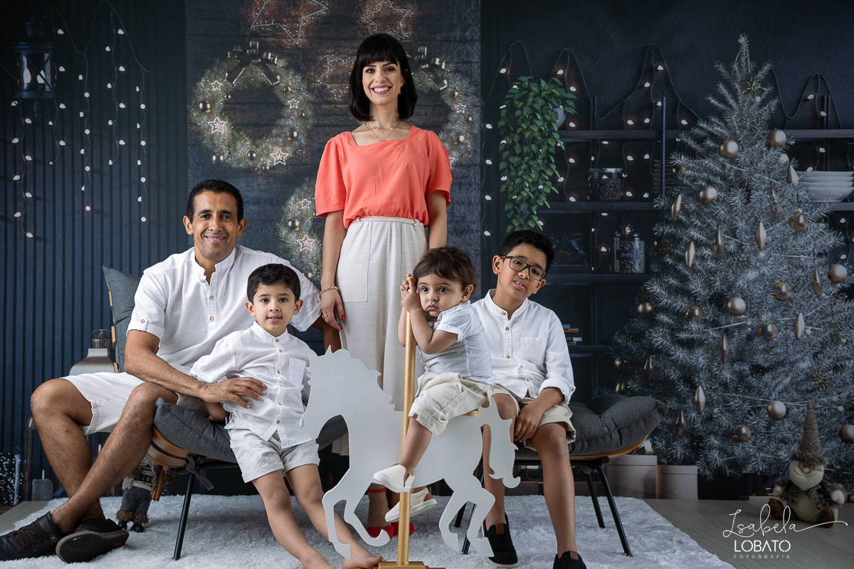 ensaio-fotografico-de-natal-2022-retratos-de-natal-fotografia-de-natal-fotos-papai-noel-cenario-fotografico-de-natal-2022-fundo-fotografico-de-natal-fundos-wentz-arvore-de-natal-papai-noel-decoracao-de-natal-estudio-fotografico-em-barbacena-isabela-lobato
