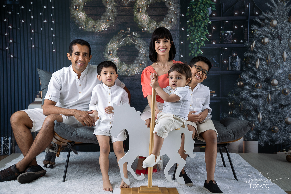ensaio-fotografico-de-natal-2022-retratos-de-natal-fotografia-de-natal-fotos-papai-noel-cenario-fotografico-de-natal-2022-fundo-fotografico-de-natal-fundos-wentz-arvore-de-natal-papai-noel-decoracao-de-natal-estudio-fotografico-em-barbacena-isabela-lobato
