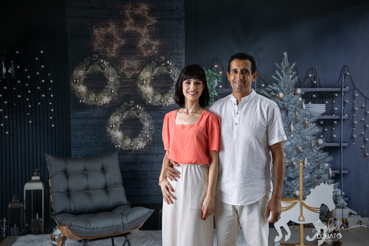 ensaio-fotografico-de-natal-2022-retratos-de-natal-fotografia-de-natal-fotos-papai-noel-cenario-fotografico-de-natal-2022-fundo-fotografico-de-natal-fundos-wentz-arvore-de-natal-papai-noel-decoracao-de-natal-estudio-fotografico-em-barbacena-isabela-lobato