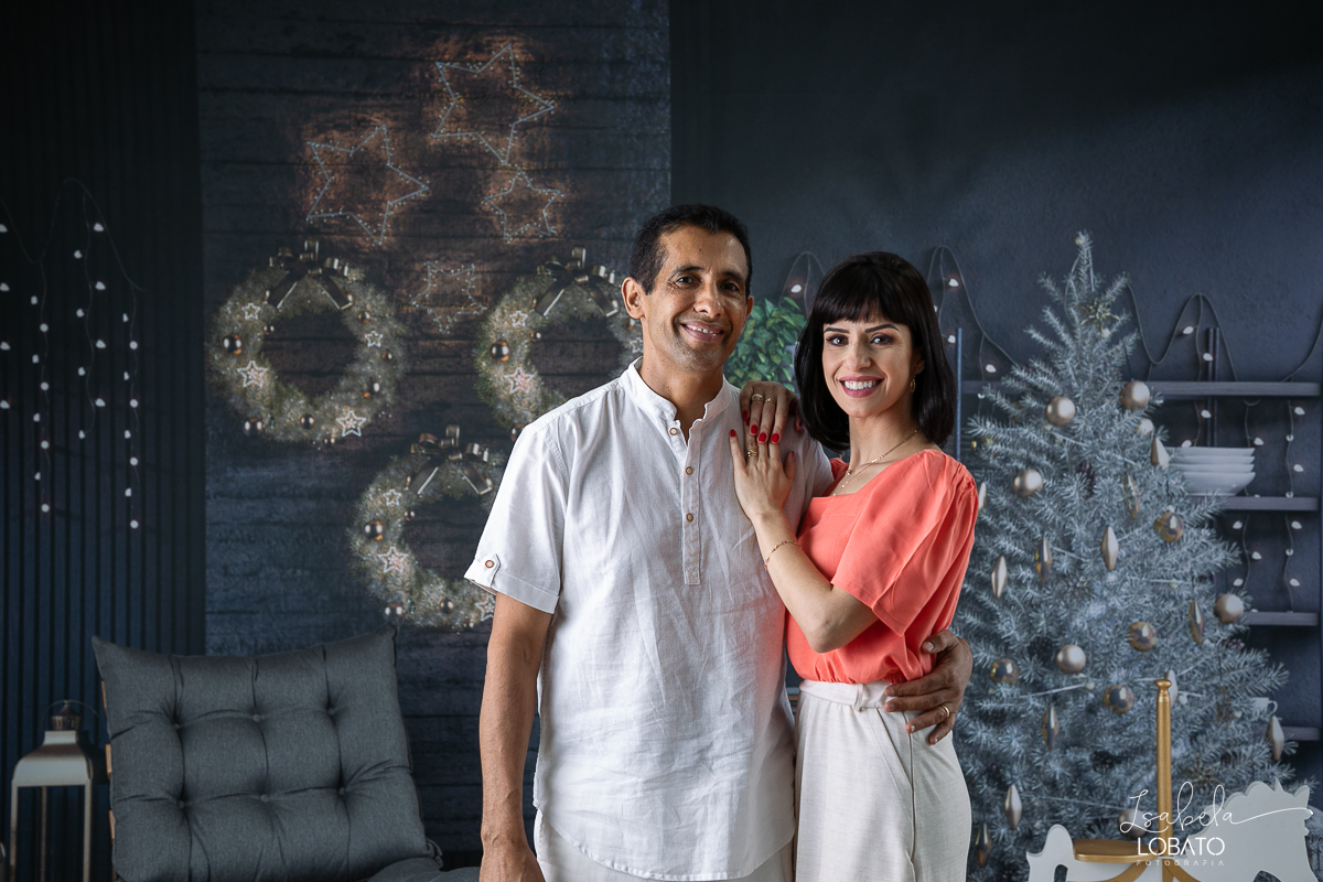 ensaio-fotografico-de-natal-2022-retratos-de-natal-fotografia-de-natal-fotos-papai-noel-cenario-fotografico-de-natal-2022-fundo-fotografico-de-natal-fundos-wentz-arvore-de-natal-papai-noel-decoracao-de-natal-estudio-fotografico-em-barbacena-isabela-lobato