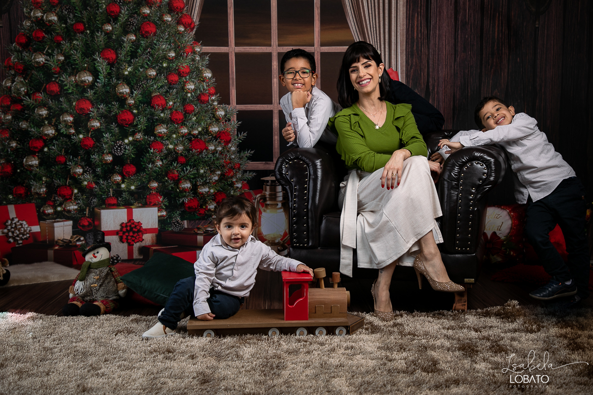 ensaio-fotografico-de-natal-2022-retratos-de-natal-fotografia-de-natal-fotos-papai-noel-cenario-fotografico-de-natal-2022-fundo-fotografico-de-natal-fundos-wentz-arvore-de-natal-papai-noel-decoracao-de-natal-estudio-fotografico-em-barbacena-isabela-lobato