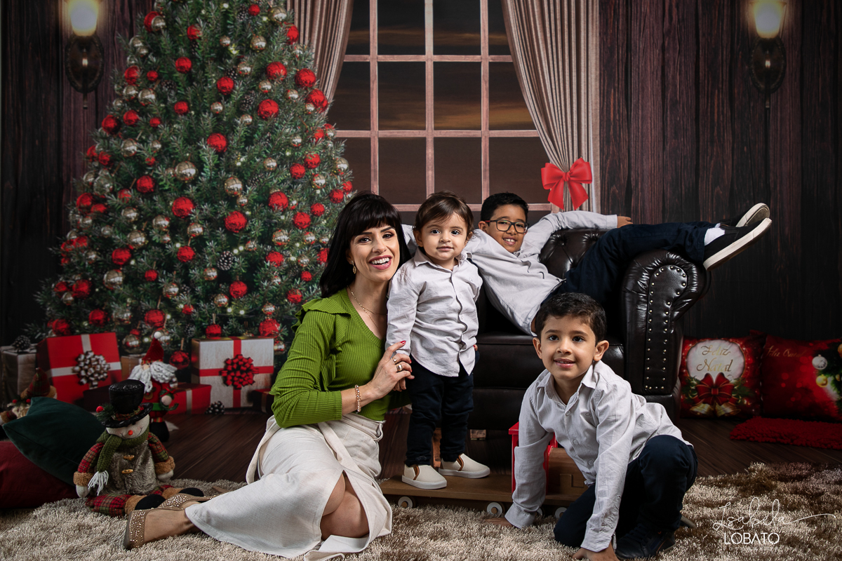 ensaio-fotografico-de-natal-2022-retratos-de-natal-fotografia-de-natal-fotos-papai-noel-cenario-fotografico-de-natal-2022-fundo-fotografico-de-natal-fundos-wentz-arvore-de-natal-papai-noel-decoracao-de-natal-estudio-fotografico-em-barbacena-isabela-lobato