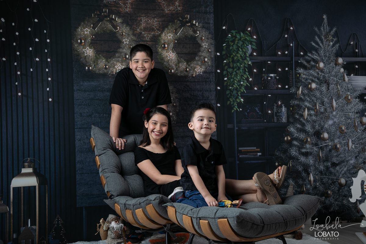 ensaio-fotografico-de-natal-2022-retratos-de-natal-fotografia-de-natal-fotos-papai-noel-cenario-fotografico-de-natal-2022-fundo-fotografico-de-natal-fundos-wentz-arvore-de-natal-papai-noel-decoracao-de-natal-estudio-fotografico-em-barbacena-isabela-lobato