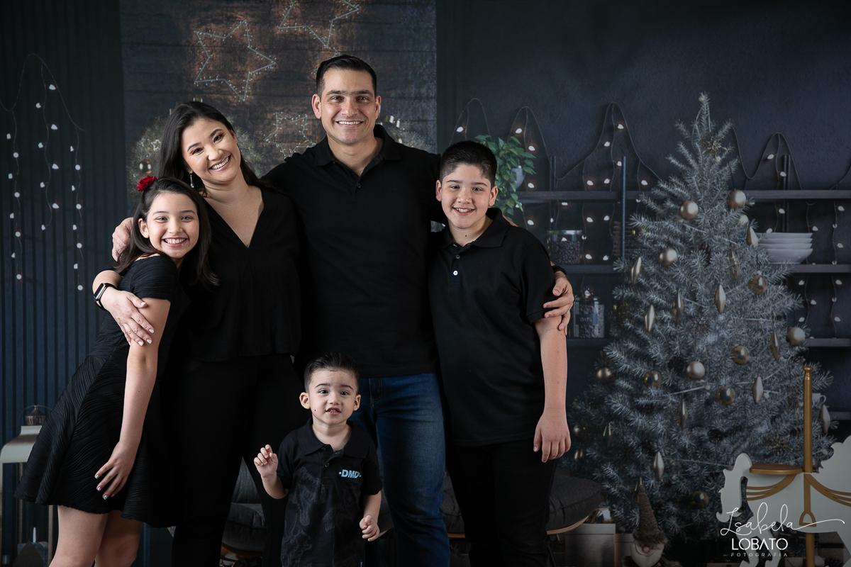 ensaio-fotografico-de-natal-2022-retratos-de-natal-fotografia-de-natal-fotos-papai-noel-cenario-fotografico-de-natal-2022-fundo-fotografico-de-natal-fundos-wentz-arvore-de-natal-papai-noel-decoracao-de-natal-estudio-fotografico-em-barbacena-isabela-lobato