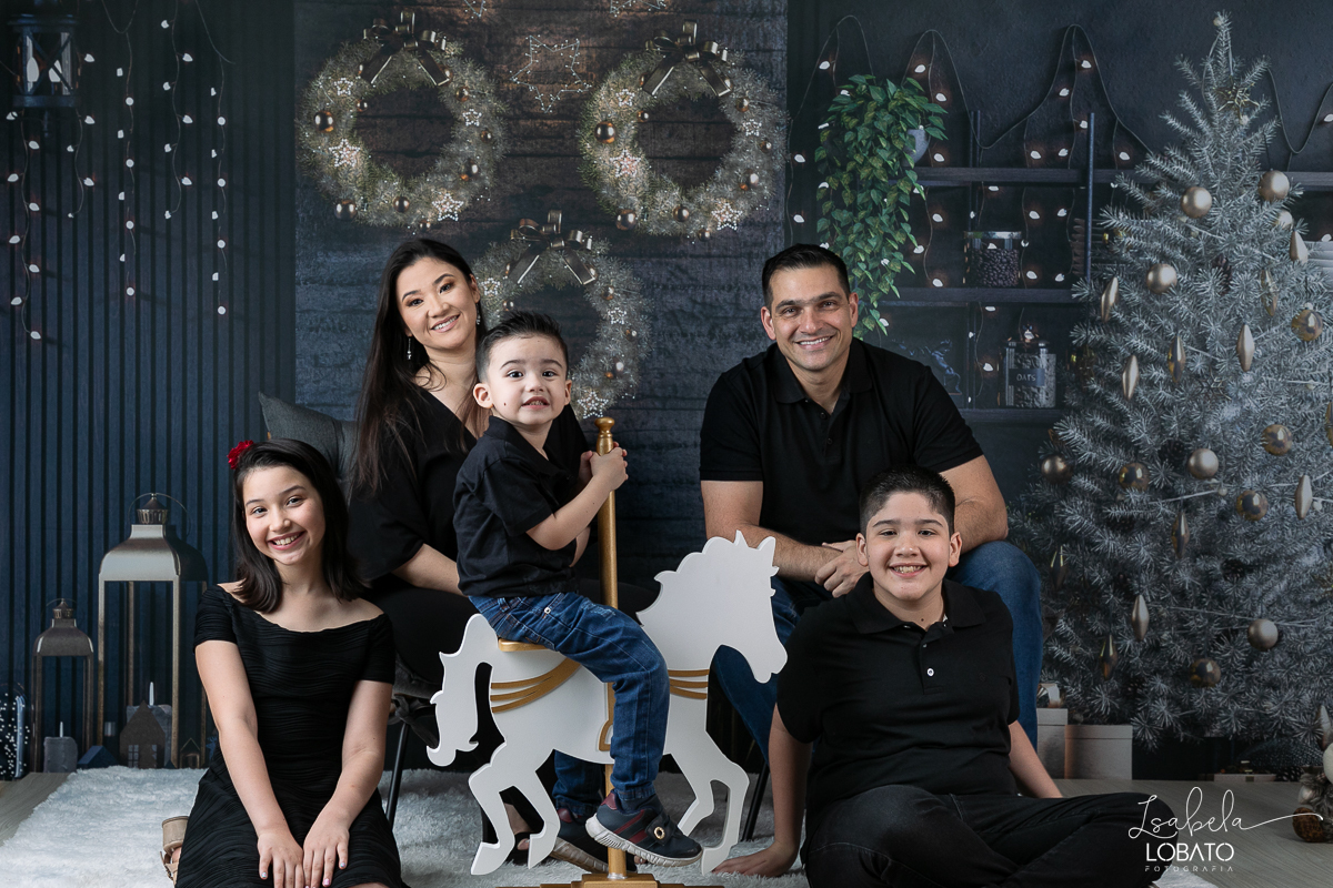 ensaio-fotografico-de-natal-2022-retratos-de-natal-fotografia-de-natal-fotos-papai-noel-cenario-fotografico-de-natal-2022-fundo-fotografico-de-natal-fundos-wentz-arvore-de-natal-papai-noel-decoracao-de-natal-estudio-fotografico-em-barbacena-isabela-lobato