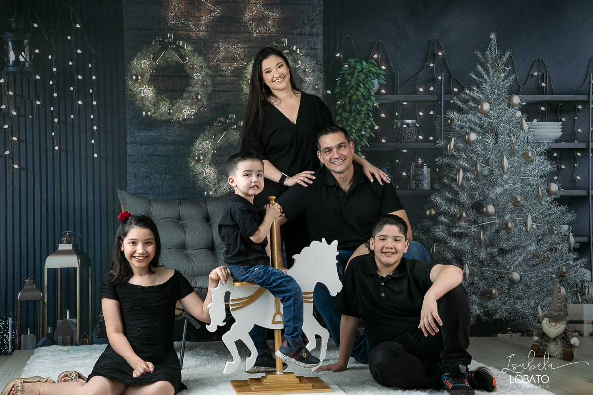 ensaio-fotografico-de-natal-2022-retratos-de-natal-fotografia-de-natal-fotos-papai-noel-cenario-fotografico-de-natal-2022-fundo-fotografico-de-natal-fundos-wentz-arvore-de-natal-papai-noel-decoracao-de-natal-estudio-fotografico-em-barbacena-isabela-lobato