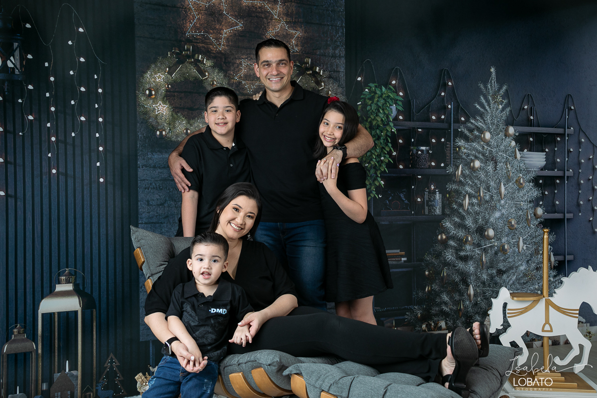 ensaio-fotografico-de-natal-2022-retratos-de-natal-fotografia-de-natal-fotos-papai-noel-cenario-fotografico-de-natal-2022-fundo-fotografico-de-natal-fundos-wentz-arvore-de-natal-papai-noel-decoracao-de-natal-estudio-fotografico-em-barbacena-isabela-lobato