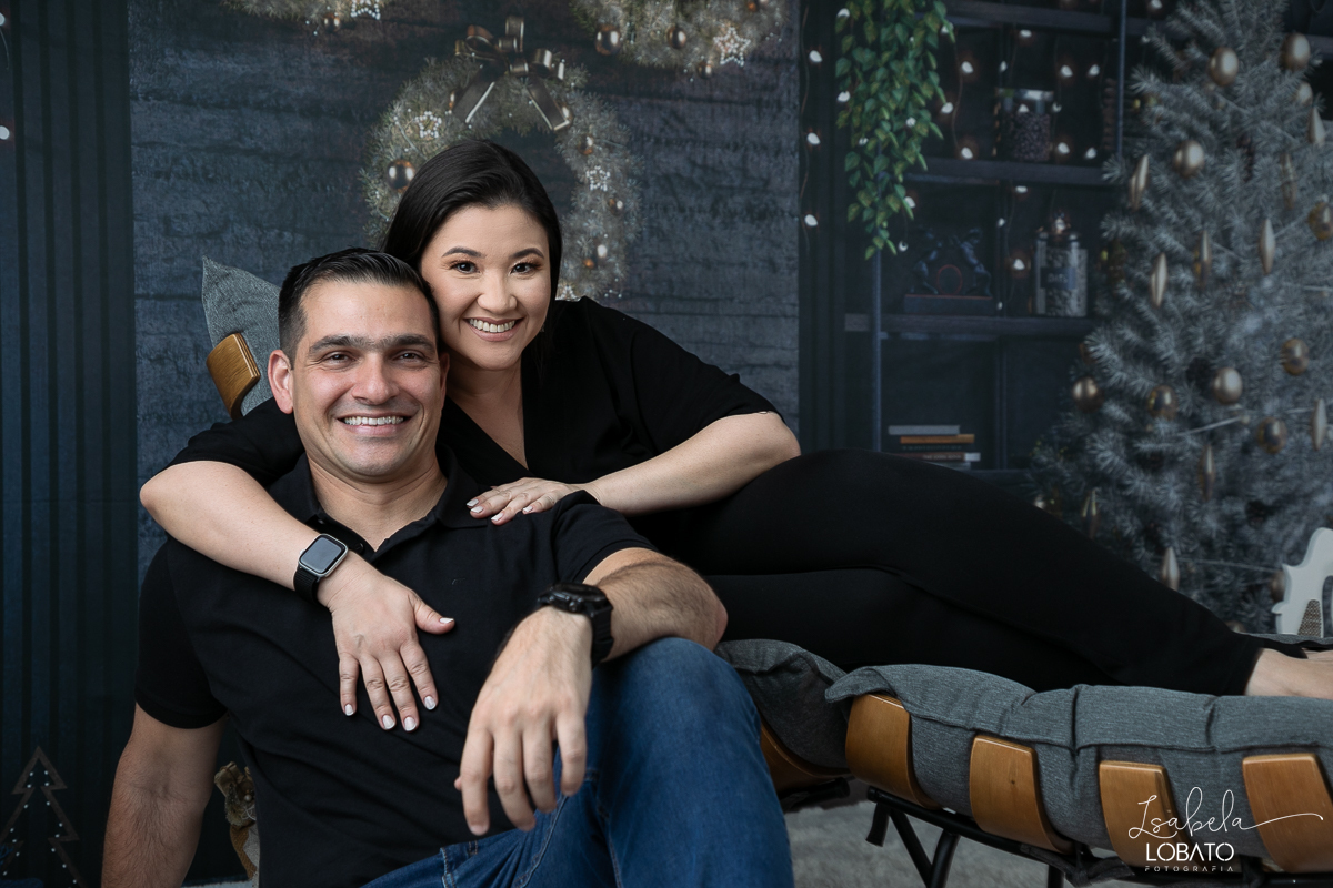 ensaio-fotografico-de-natal-2022-retratos-de-natal-fotografia-de-natal-fotos-papai-noel-cenario-fotografico-de-natal-2022-fundo-fotografico-de-natal-fundos-wentz-arvore-de-natal-papai-noel-decoracao-de-natal-estudio-fotografico-em-barbacena-isabela-lobato