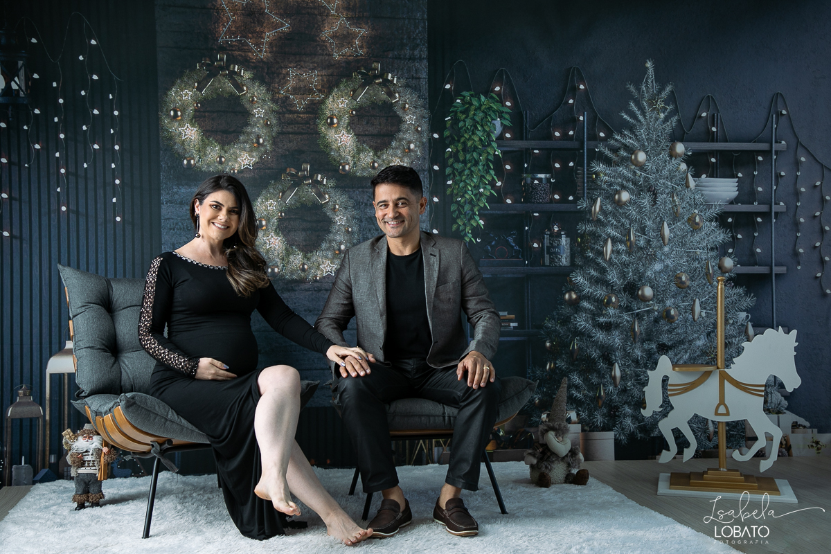 ensaio-fotografico-de-natal-2022-retratos-de-natal-fotografia-de-natal-fotos-papai-noel-cenario-fotografico-de-natal-2022-fundo-fotografico-de-natal-fundos-wentz-arvore-de-natal-papai-noel-decoracao-de-natal-estudio-fotografico-em-barbacena-isabela-lobato