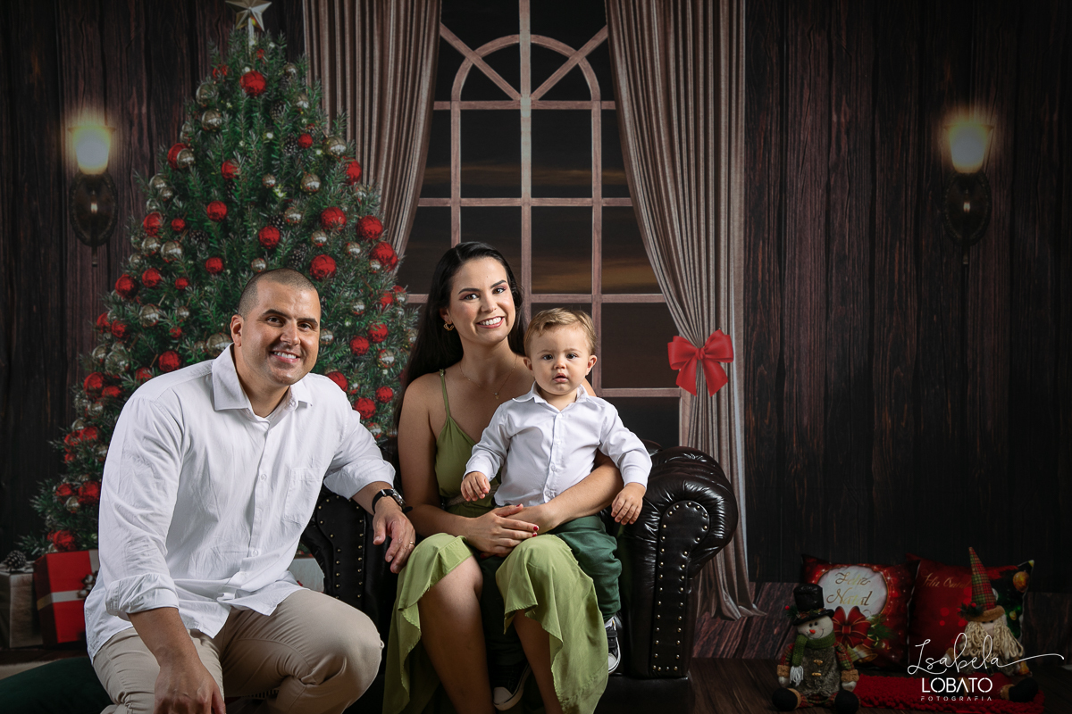 ensaio-fotografico-de-natal-2022-retratos-de-natal-fotografia-de-natal-fotos-papai-noel-cenario-fotografico-de-natal-2022-fundo-fotografico-de-natal-fundos-wentz-arvore-de-natal-papai-noel-decoracao-de-natal-estudio-fotografico-em-barbacena-isabela-lobato