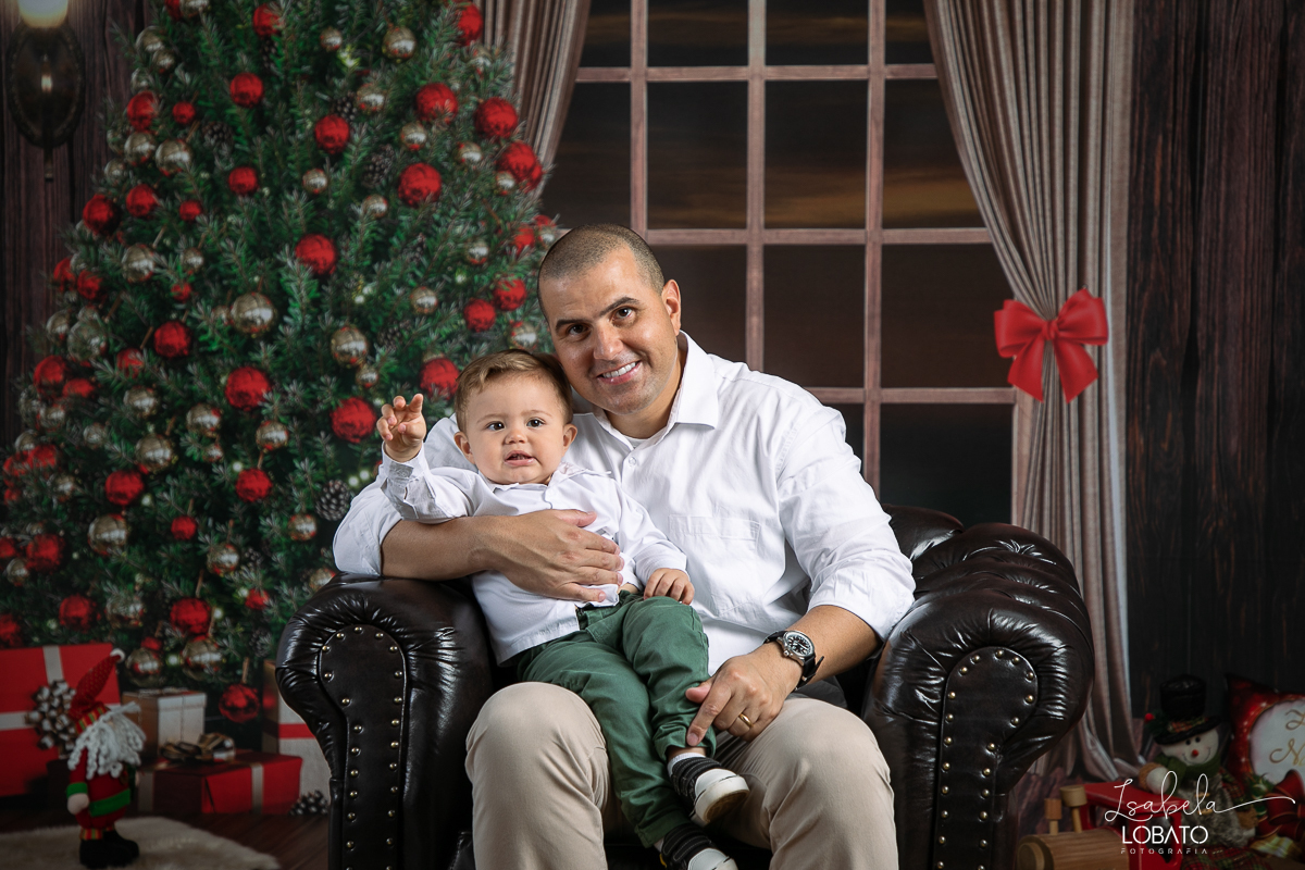 ensaio-fotografico-de-natal-2022-retratos-de-natal-fotografia-de-natal-fotos-papai-noel-cenario-fotografico-de-natal-2022-fundo-fotografico-de-natal-fundos-wentz-arvore-de-natal-papai-noel-decoracao-de-natal-estudio-fotografico-em-barbacena-isabela-lobato