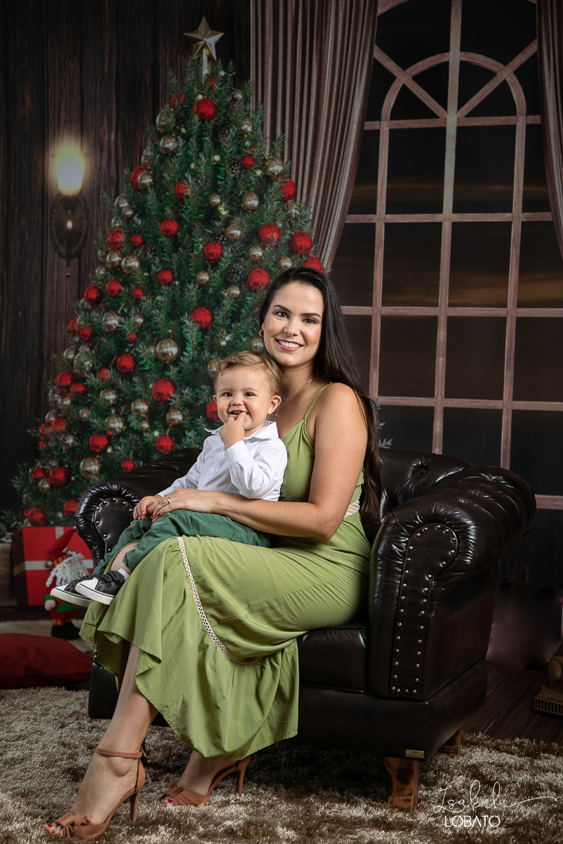 ensaio-fotografico-de-natal-2022-retratos-de-natal-fotografia-de-natal-fotos-papai-noel-cenario-fotografico-de-natal-2022-fundo-fotografico-de-natal-fundos-wentz-arvore-de-natal-papai-noel-decoracao-de-natal-estudio-fotografico-em-barbacena-isabela-lobato