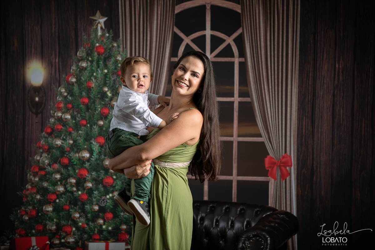 ensaio-fotografico-de-natal-2022-retratos-de-natal-fotografia-de-natal-fotos-papai-noel-cenario-fotografico-de-natal-2022-fundo-fotografico-de-natal-fundos-wentz-arvore-de-natal-papai-noel-decoracao-de-natal-estudio-fotografico-em-barbacena-isabela-lobato