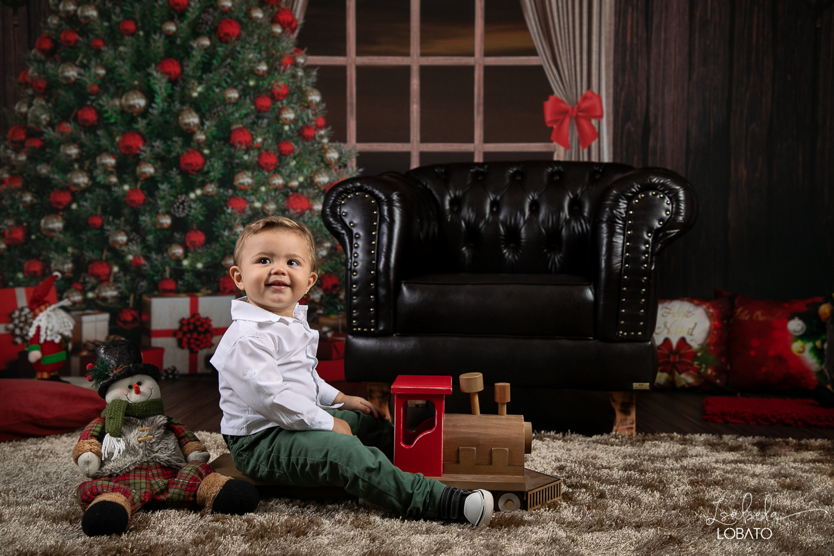 ensaio-fotografico-de-natal-2022-retratos-de-natal-fotografia-de-natal-fotos-papai-noel-cenario-fotografico-de-natal-2022-fundo-fotografico-de-natal-fundos-wentz-arvore-de-natal-papai-noel-decoracao-de-natal-estudio-fotografico-em-barbacena-isabela-lobato