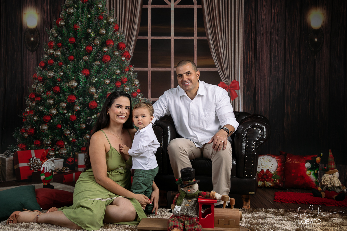 ensaio-fotografico-de-natal-2022-retratos-de-natal-fotografia-de-natal-fotos-papai-noel-cenario-fotografico-de-natal-2022-fundo-fotografico-de-natal-fundos-wentz-arvore-de-natal-papai-noel-decoracao-de-natal-estudio-fotografico-em-barbacena-isabela-lobato