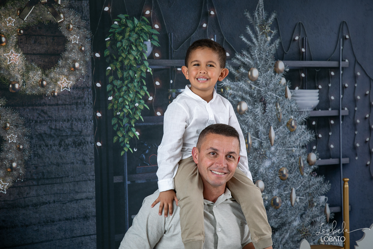 ensaio-fotografico-de-natal-2022-retratos-de-natal-fotografia-de-natal-fotos-papai-noel-cenario-fotografico-de-natal-2022-fundo-fotografico-de-natal-fundos-wentz-arvore-de-natal-papai-noel-decoracao-de-natal-estudio-fotografico-em-barbacena-isabela-lobato