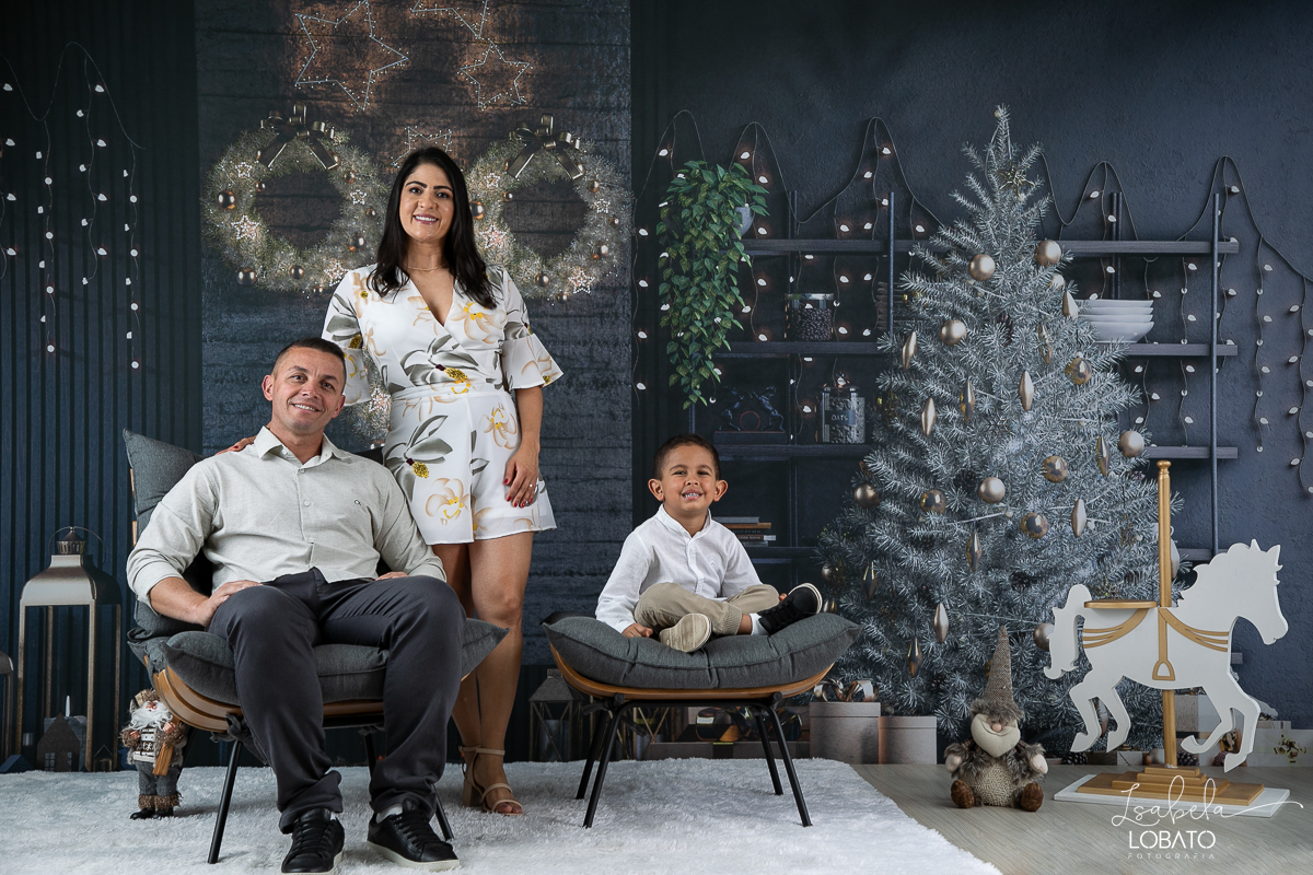 ensaio-fotografico-de-natal-2022-retratos-de-natal-fotografia-de-natal-fotos-papai-noel-cenario-fotografico-de-natal-2022-fundo-fotografico-de-natal-fundos-wentz-arvore-de-natal-papai-noel-decoracao-de-natal-estudio-fotografico-em-barbacena-isabela-lobato