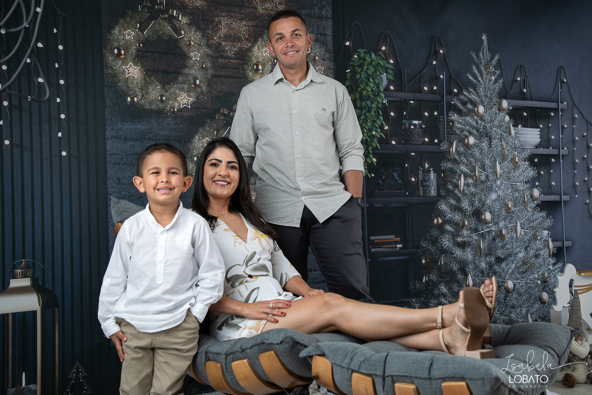 ensaio-fotografico-de-natal-2022-retratos-de-natal-fotografia-de-natal-fotos-papai-noel-cenario-fotografico-de-natal-2022-fundo-fotografico-de-natal-fundos-wentz-arvore-de-natal-papai-noel-decoracao-de-natal-estudio-fotografico-em-barbacena-isabela-lobato