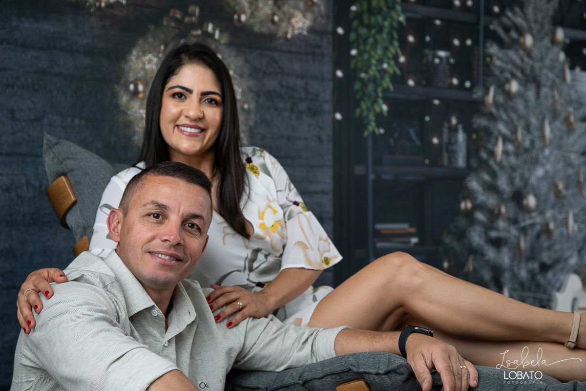 ensaio-fotografico-de-natal-2022-retratos-de-natal-fotografia-de-natal-fotos-papai-noel-cenario-fotografico-de-natal-2022-fundo-fotografico-de-natal-fundos-wentz-arvore-de-natal-papai-noel-decoracao-de-natal-estudio-fotografico-em-barbacena-isabela-lobato