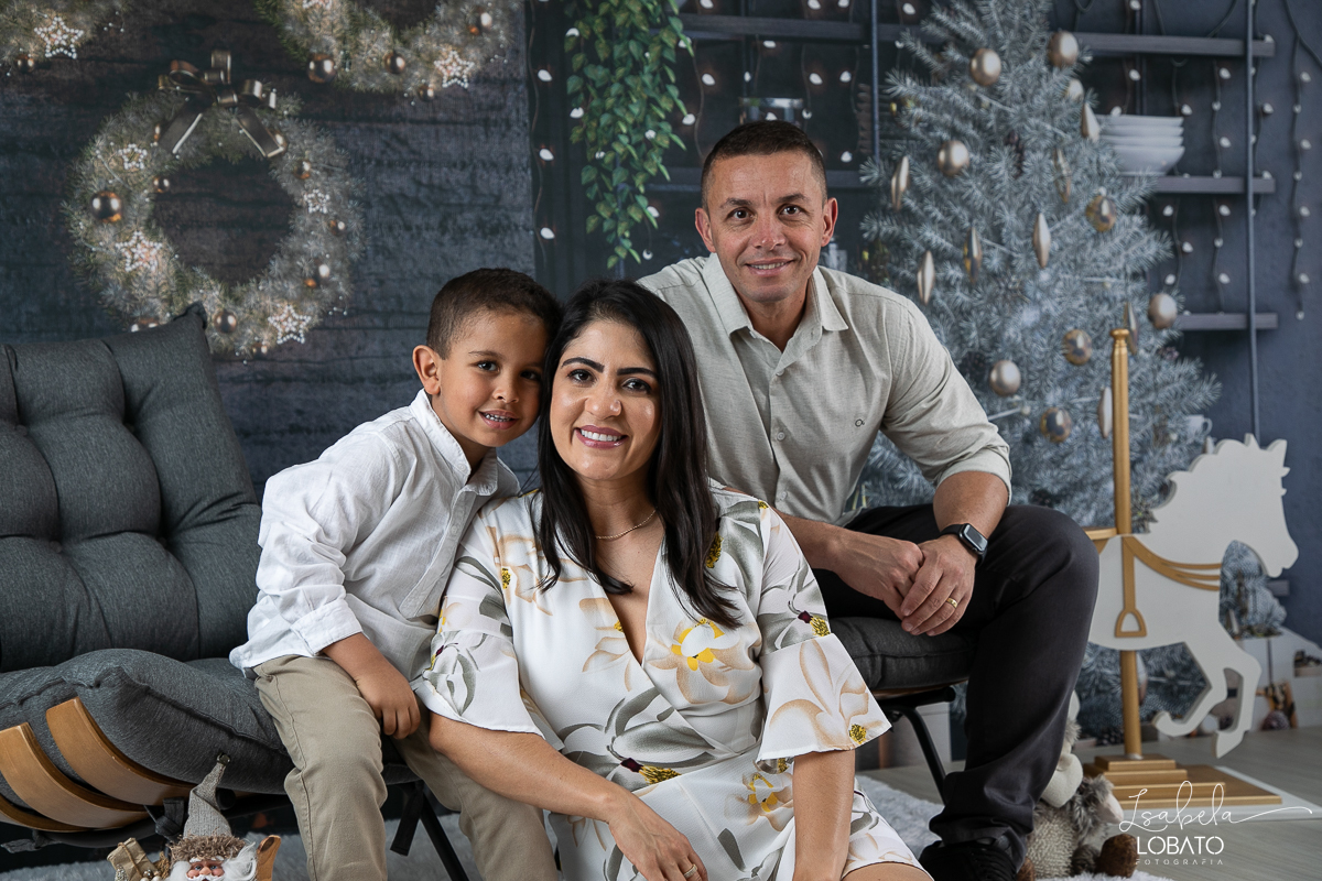 ensaio-fotografico-de-natal-2022-retratos-de-natal-fotografia-de-natal-fotos-papai-noel-cenario-fotografico-de-natal-2022-fundo-fotografico-de-natal-fundos-wentz-arvore-de-natal-papai-noel-decoracao-de-natal-estudio-fotografico-em-barbacena-isabela-lobato