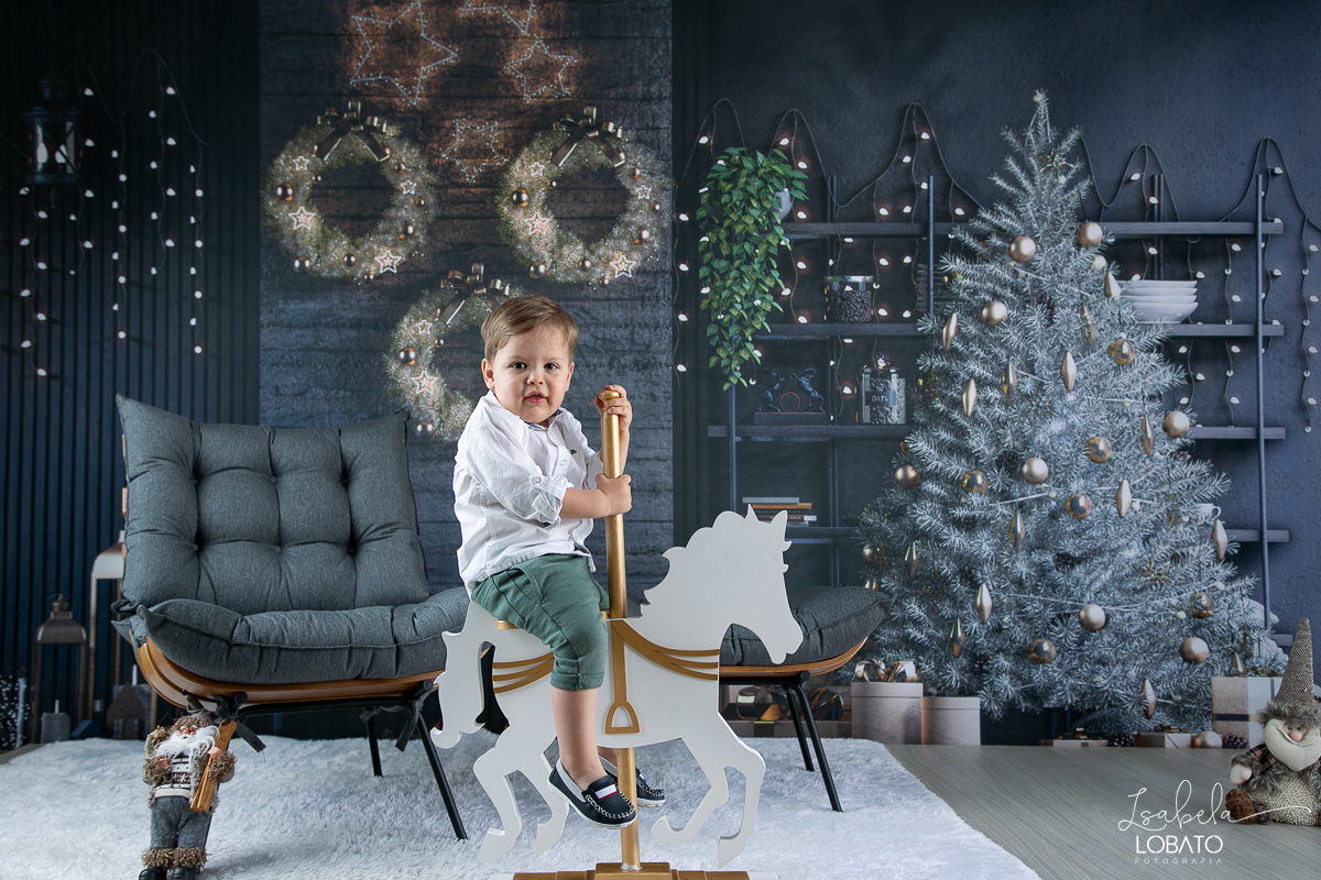 ensaio-fotografico-de-natal-2022-retratos-de-natal-fotografia-de-natal-fotos-papai-noel-cenario-fotografico-de-natal-2022-fundo-fotografico-de-natal-fundos-wentz-arvore-de-natal-papai-noel-decoracao-de-natal-estudio-fotografico-em-barbacena-isabela-lobato