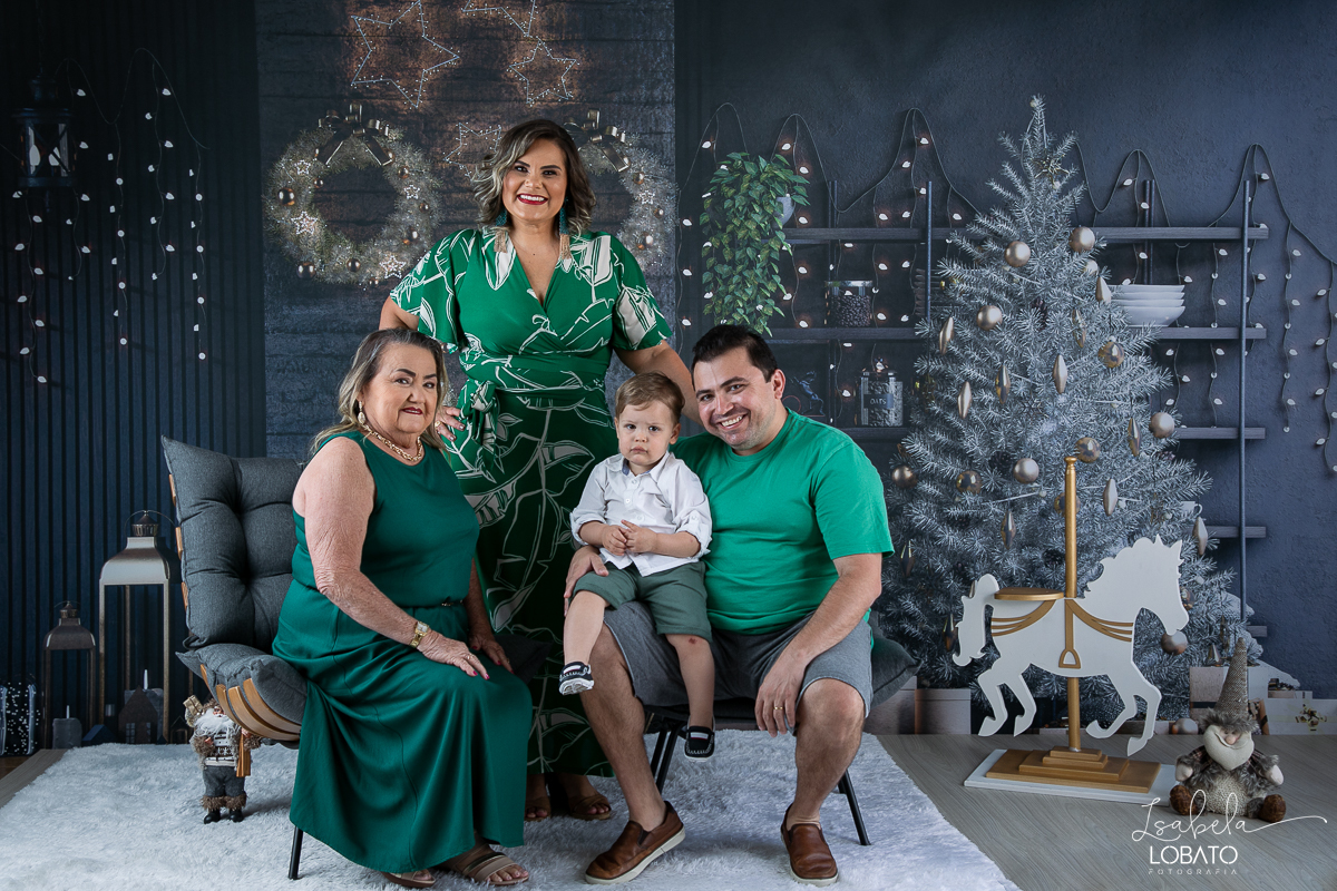 ensaio-fotografico-de-natal-2022-retratos-de-natal-fotografia-de-natal-fotos-papai-noel-cenario-fotografico-de-natal-2022-fundo-fotografico-de-natal-fundos-wentz-arvore-de-natal-papai-noel-decoracao-de-natal-estudio-fotografico-em-barbacena-isabela-lobato