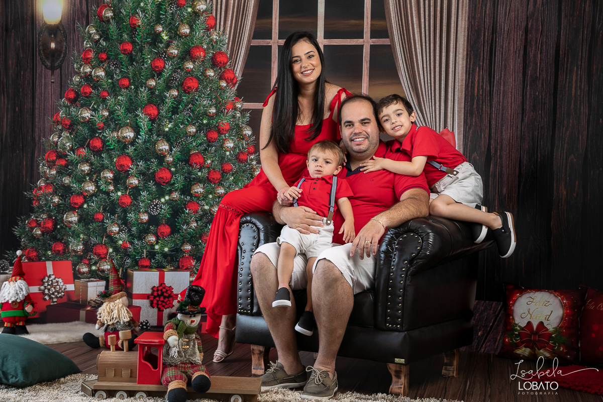 ensaio-fotografico-de-natal-2022-retratos-de-natal-fotografia-de-natal-fotos-papai-noel-cenario-fotografico-de-natal-2022-fundo-fotografico-de-natal-fundos-wentz-arvore-de-natal-papai-noel-decoracao-de-natal-estudio-fotografico-em-barbacena-isabela-lobato