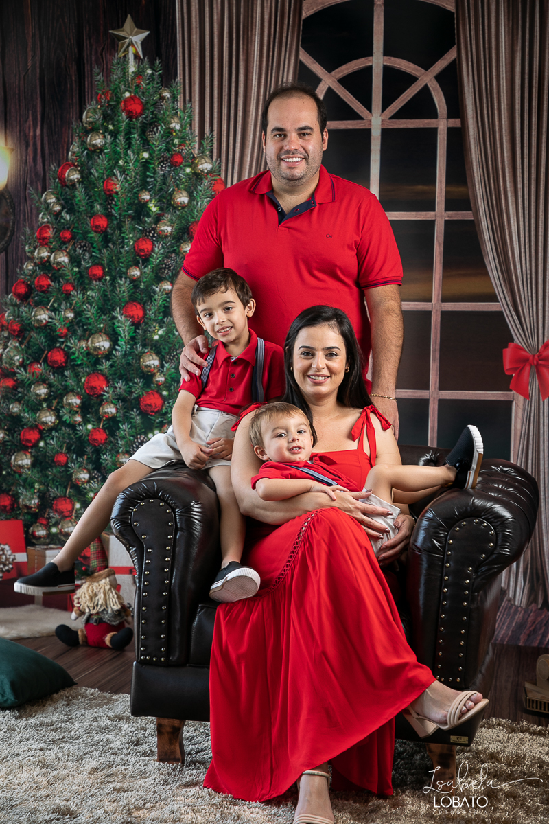 ensaio-fotografico-de-natal-2022-retratos-de-natal-fotografia-de-natal-fotos-papai-noel-cenario-fotografico-de-natal-2022-fundo-fotografico-de-natal-fundos-wentz-arvore-de-natal-papai-noel-decoracao-de-natal-estudio-fotografico-em-barbacena-isabela-lobato