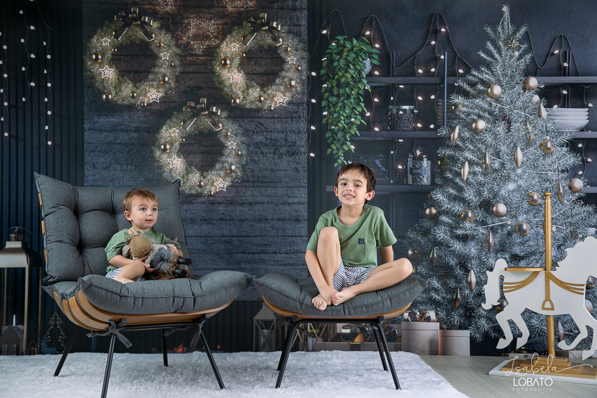 ensaio-fotografico-de-natal-2022-retratos-de-natal-fotografia-de-natal-fotos-papai-noel-cenario-fotografico-de-natal-2022-fundo-fotografico-de-natal-fundos-wentz-arvore-de-natal-papai-noel-decoracao-de-natal-estudio-fotografico-em-barbacena-isabela-lobato