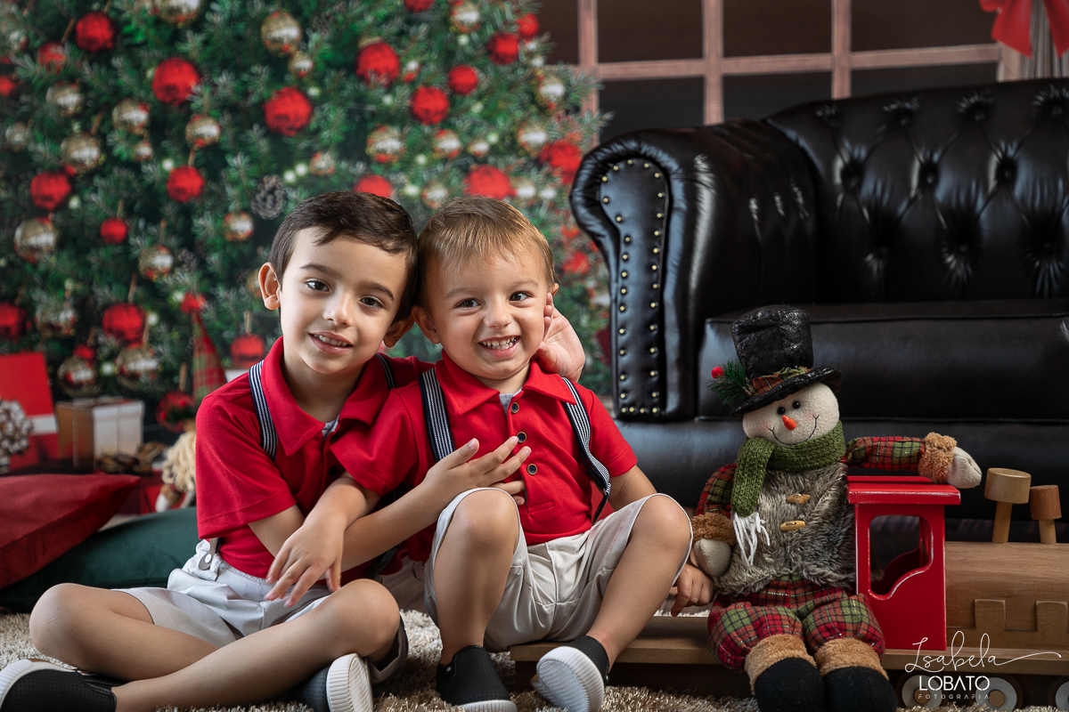 ensaio-fotografico-de-natal-2022-retratos-de-natal-fotografia-de-natal-fotos-papai-noel-cenario-fotografico-de-natal-2022-fundo-fotografico-de-natal-fundos-wentz-arvore-de-natal-papai-noel-decoracao-de-natal-estudio-fotografico-em-barbacena-isabela-lobato