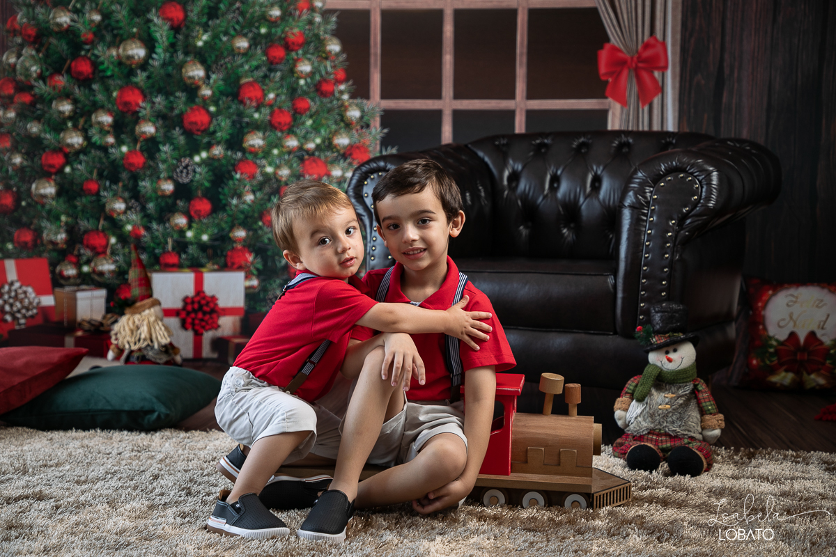 ensaio-fotografico-de-natal-2022-retratos-de-natal-fotografia-de-natal-fotos-papai-noel-cenario-fotografico-de-natal-2022-fundo-fotografico-de-natal-fundos-wentz-arvore-de-natal-papai-noel-decoracao-de-natal-estudio-fotografico-em-barbacena-isabela-lobato