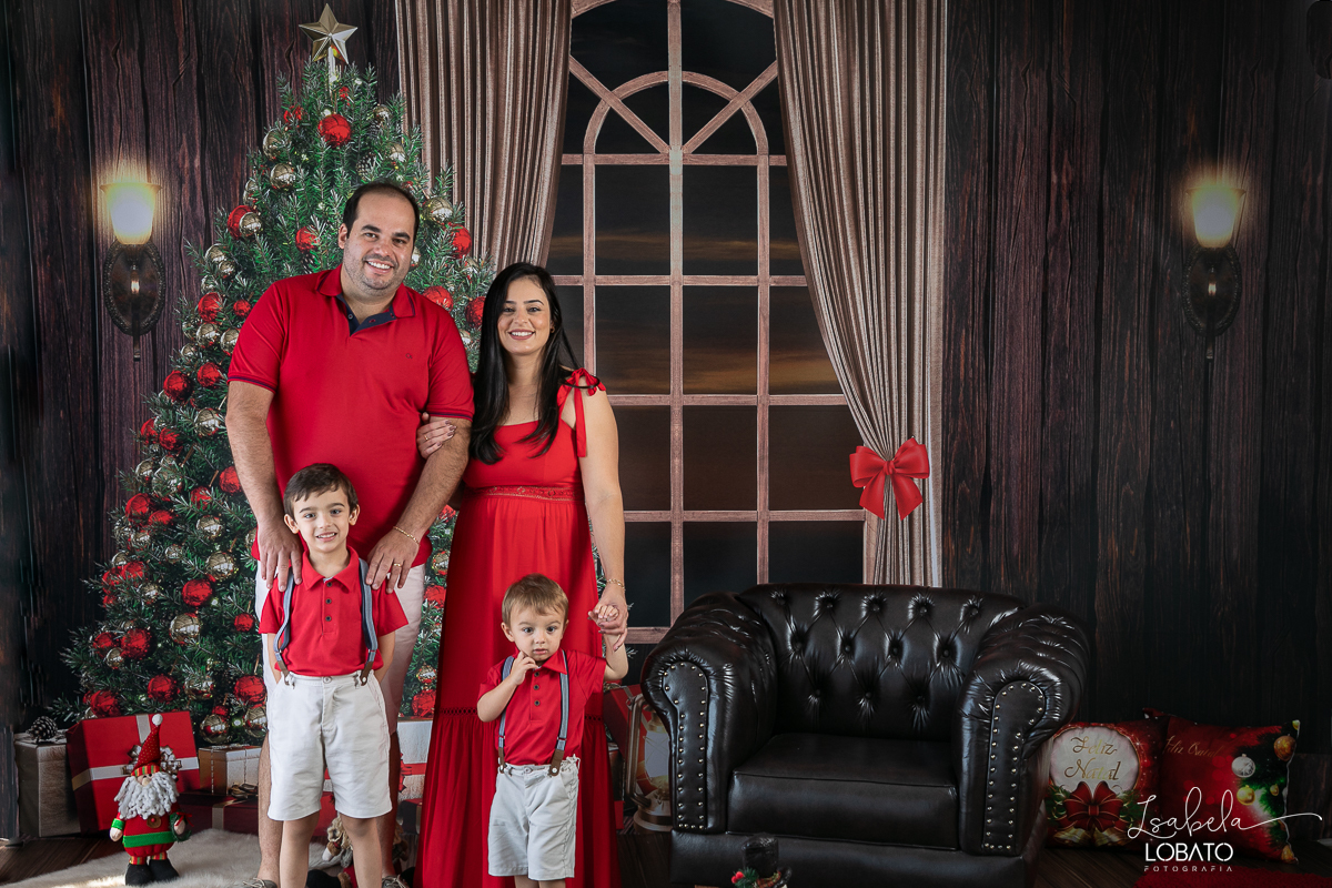 ensaio-fotografico-de-natal-2022-retratos-de-natal-fotografia-de-natal-fotos-papai-noel-cenario-fotografico-de-natal-2022-fundo-fotografico-de-natal-fundos-wentz-arvore-de-natal-papai-noel-decoracao-de-natal-estudio-fotografico-em-barbacena-isabela-lobato