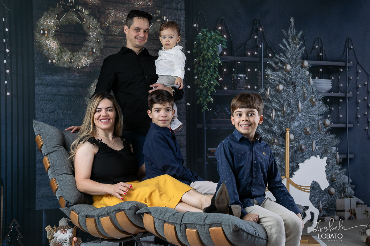 ensaio-fotografico-de-natal-2022-retratos-de-natal-fotografia-de-natal-fotos-papai-noel-cenario-fotografico-de-natal-2022-fundo-fotografico-de-natal-fundos-wentz-arvore-de-natal-papai-noel-decoracao-de-natal-estudio-fotografico-em-barbacena-isabela-lobato