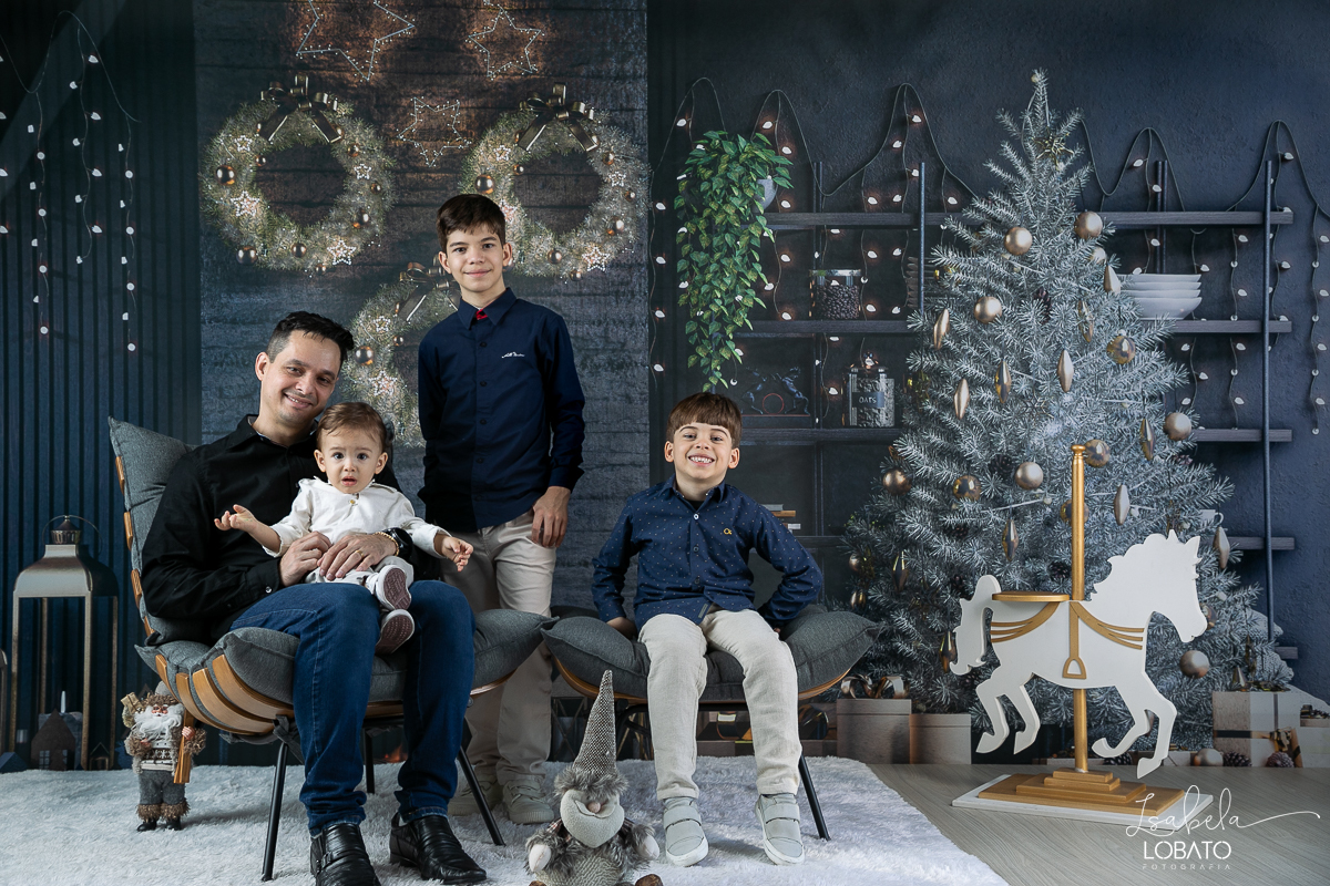 ensaio-fotografico-de-natal-2022-retratos-de-natal-fotografia-de-natal-fotos-papai-noel-cenario-fotografico-de-natal-2022-fundo-fotografico-de-natal-fundos-wentz-arvore-de-natal-papai-noel-decoracao-de-natal-estudio-fotografico-em-barbacena-isabela-lobato