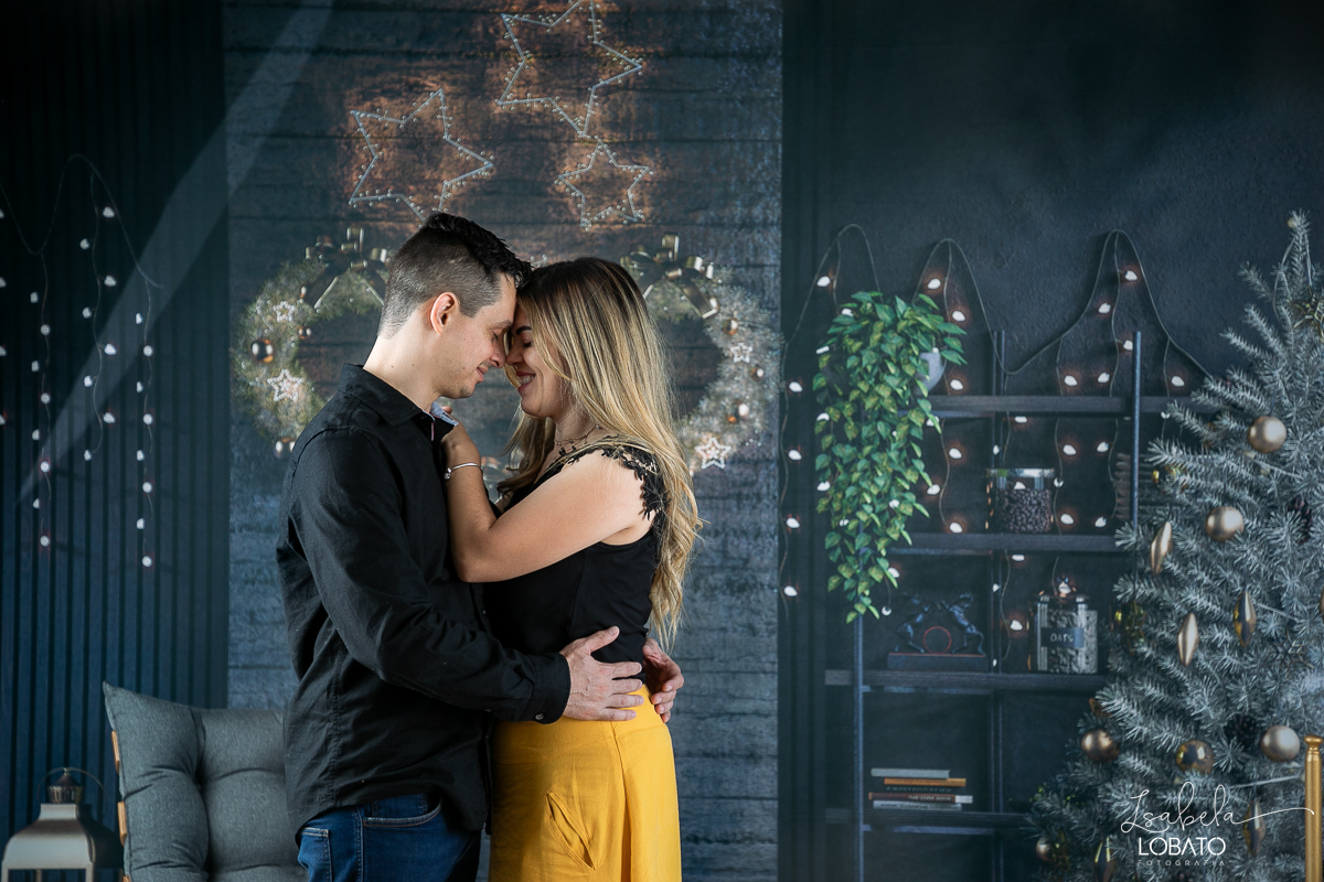ensaio-fotografico-de-natal-2022-retratos-de-natal-fotografia-de-natal-fotos-papai-noel-cenario-fotografico-de-natal-2022-fundo-fotografico-de-natal-fundos-wentz-arvore-de-natal-papai-noel-decoracao-de-natal-estudio-fotografico-em-barbacena-isabela-lobato