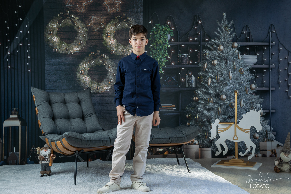 ensaio-fotografico-de-natal-2022-retratos-de-natal-fotografia-de-natal-fotos-papai-noel-cenario-fotografico-de-natal-2022-fundo-fotografico-de-natal-fundos-wentz-arvore-de-natal-papai-noel-decoracao-de-natal-estudio-fotografico-em-barbacena-isabela-lobato