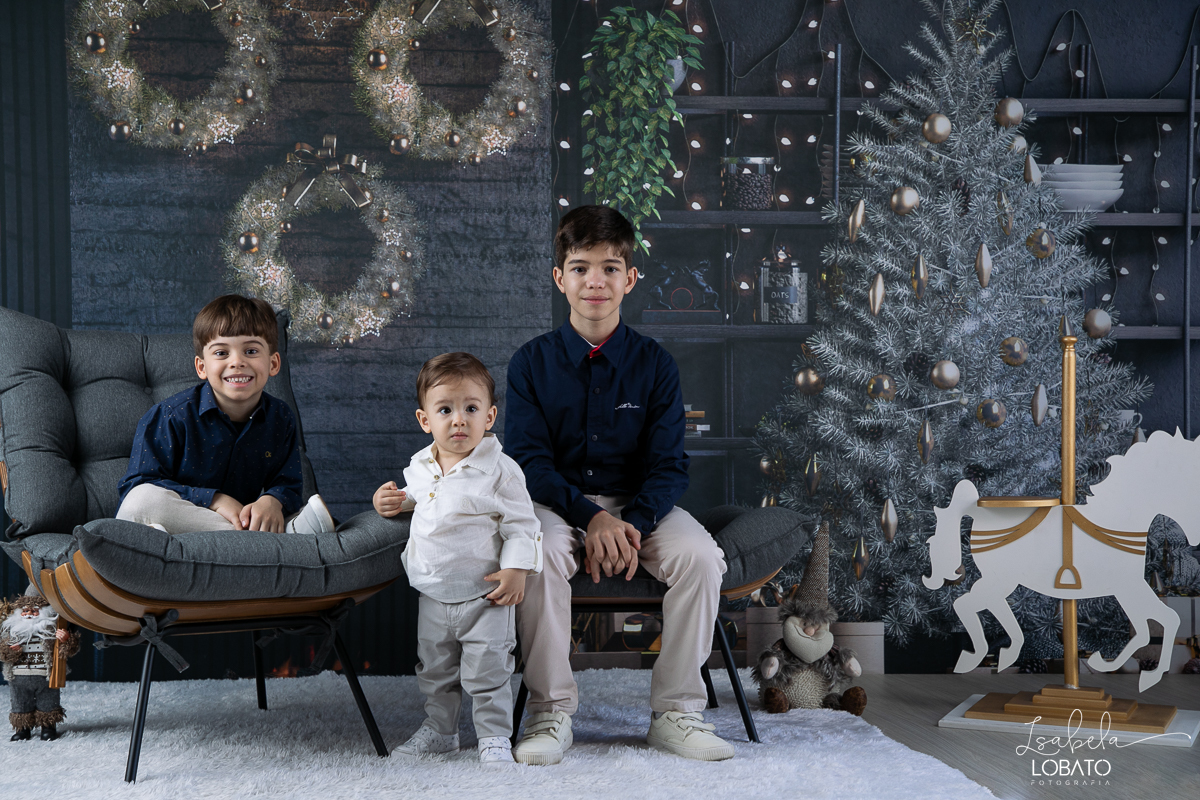 ensaio-fotografico-de-natal-2022-retratos-de-natal-fotografia-de-natal-fotos-papai-noel-cenario-fotografico-de-natal-2022-fundo-fotografico-de-natal-fundos-wentz-arvore-de-natal-papai-noel-decoracao-de-natal-estudio-fotografico-em-barbacena-isabela-lobato