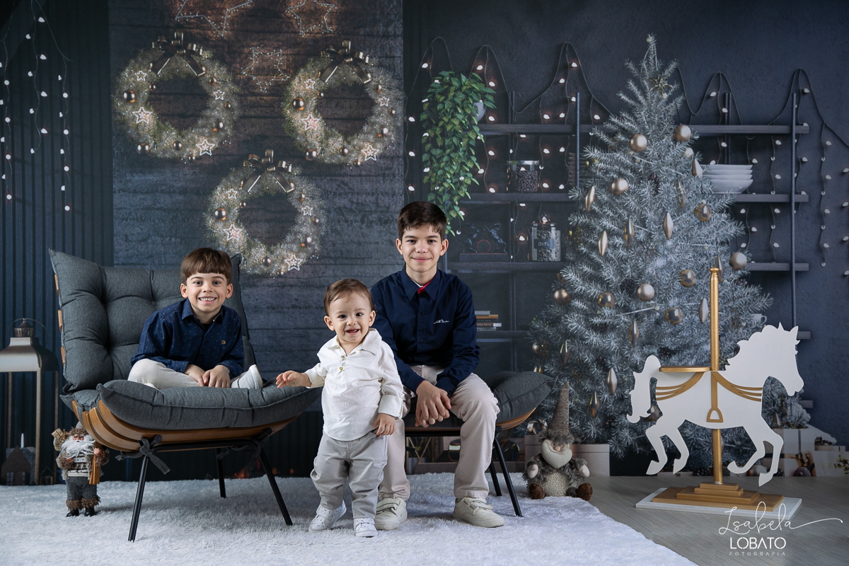 ensaio-fotografico-de-natal-2022-retratos-de-natal-fotografia-de-natal-fotos-papai-noel-cenario-fotografico-de-natal-2022-fundo-fotografico-de-natal-fundos-wentz-arvore-de-natal-papai-noel-decoracao-de-natal-estudio-fotografico-em-barbacena-isabela-lobato