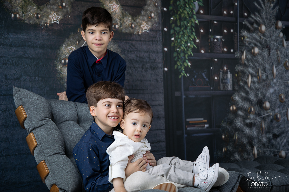 ensaio-fotografico-de-natal-2022-retratos-de-natal-fotografia-de-natal-fotos-papai-noel-cenario-fotografico-de-natal-2022-fundo-fotografico-de-natal-fundos-wentz-arvore-de-natal-papai-noel-decoracao-de-natal-estudio-fotografico-em-barbacena-isabela-lobato