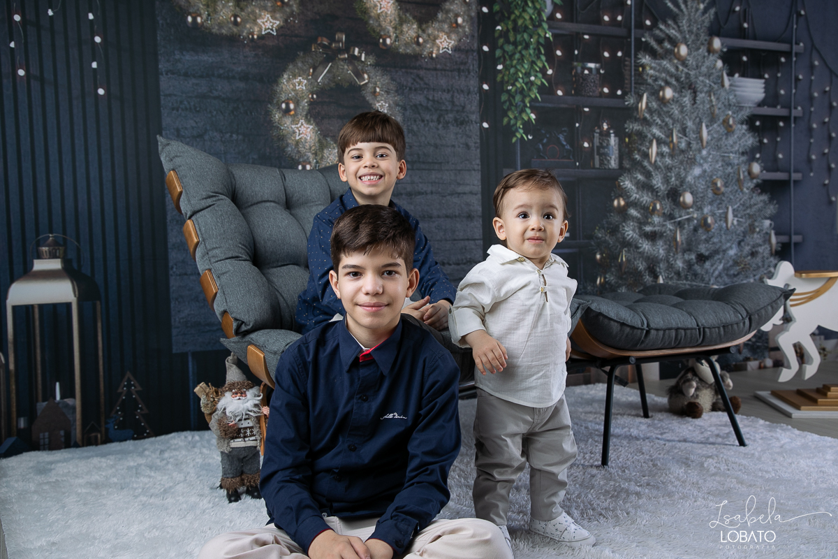ensaio-fotografico-de-natal-2022-retratos-de-natal-fotografia-de-natal-fotos-papai-noel-cenario-fotografico-de-natal-2022-fundo-fotografico-de-natal-fundos-wentz-arvore-de-natal-papai-noel-decoracao-de-natal-estudio-fotografico-em-barbacena-isabela-lobato