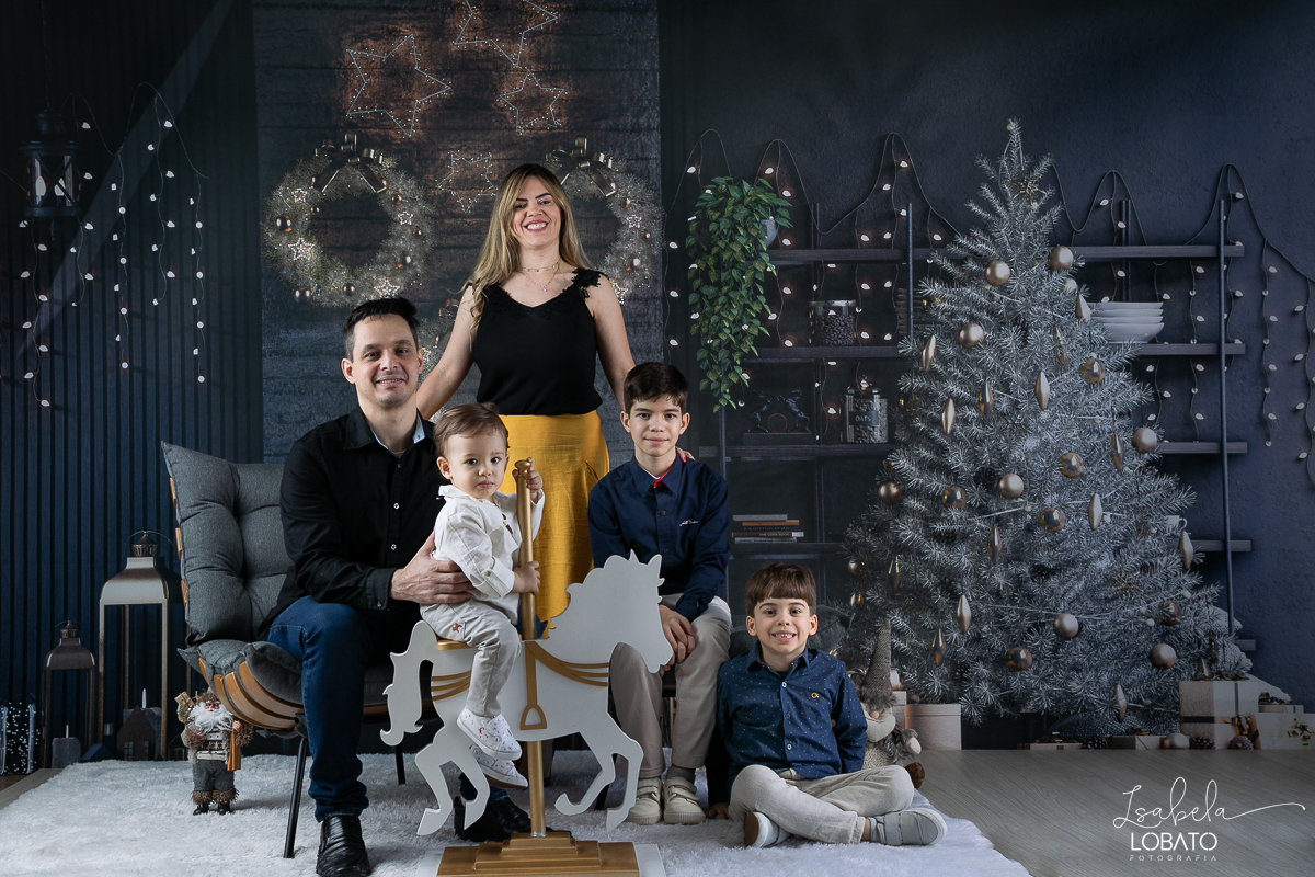 ensaio-fotografico-de-natal-2022-retratos-de-natal-fotografia-de-natal-fotos-papai-noel-cenario-fotografico-de-natal-2022-fundo-fotografico-de-natal-fundos-wentz-arvore-de-natal-papai-noel-decoracao-de-natal-estudio-fotografico-em-barbacena-isabela-lobato