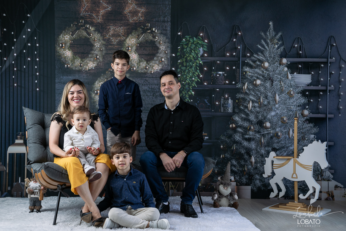 ensaio-fotografico-de-natal-2022-retratos-de-natal-fotografia-de-natal-fotos-papai-noel-cenario-fotografico-de-natal-2022-fundo-fotografico-de-natal-fundos-wentz-arvore-de-natal-papai-noel-decoracao-de-natal-estudio-fotografico-em-barbacena-isabela-lobato