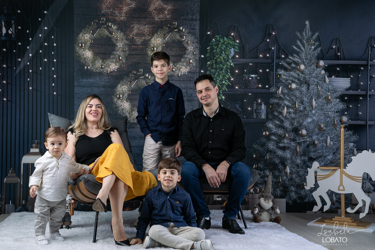 ensaio-fotografico-de-natal-2022-retratos-de-natal-fotografia-de-natal-fotos-papai-noel-cenario-fotografico-de-natal-2022-fundo-fotografico-de-natal-fundos-wentz-arvore-de-natal-papai-noel-decoracao-de-natal-estudio-fotografico-em-barbacena-isabela-lobato